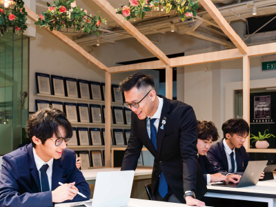 特有英语分级制度，帮助学生适应纯英文教学